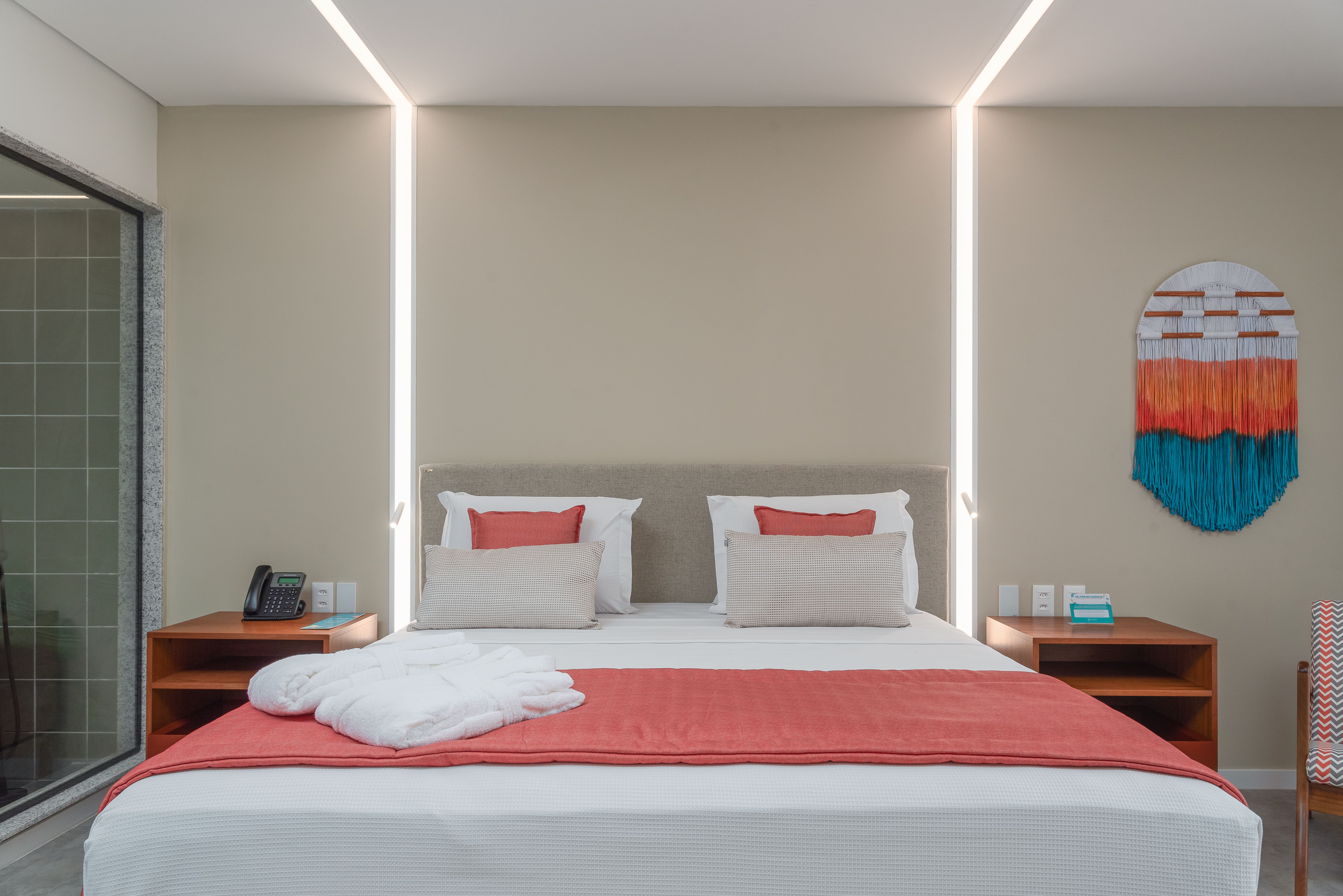 Imagem mostrando cama King Size e mesas de cabeceira do Garden Exclusive.