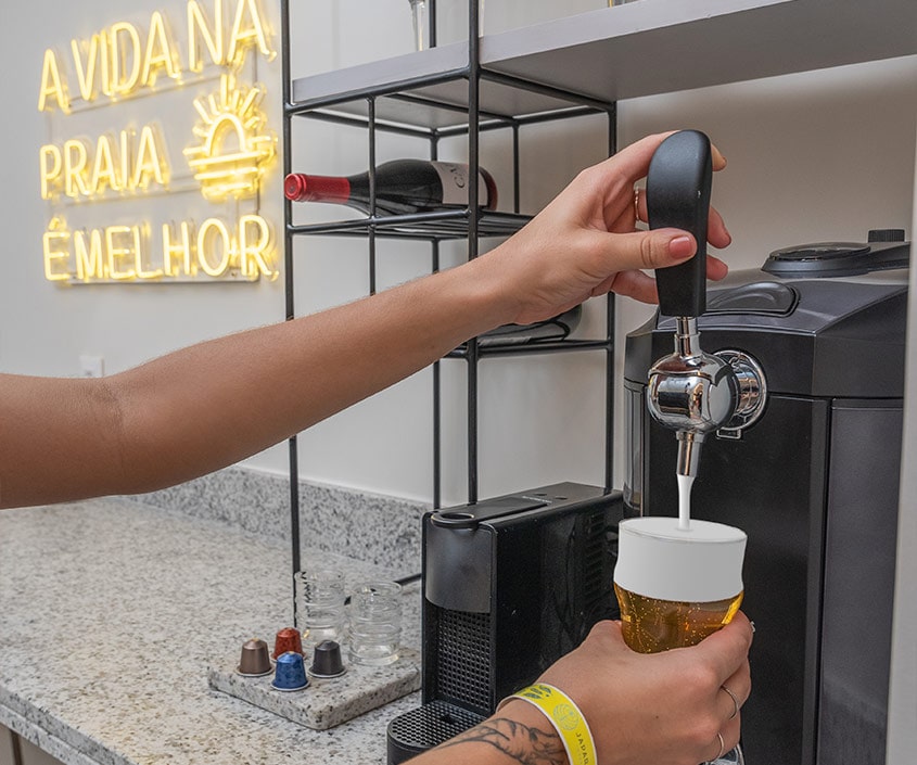 Imagem mostrando hóspede consumido o chop disponível na Garden Suite.