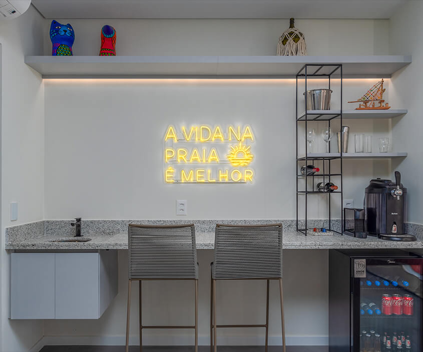 Imagem mostrando itens de consumo disponíveis na Garden Suite, com cafeteira Nespresso, chopeira, frigobar e mais.