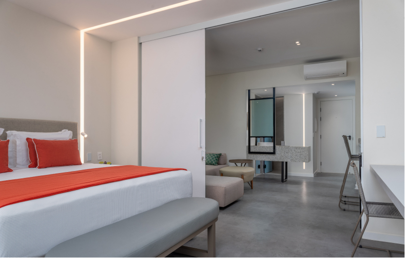 Imagem mostrando a Garden Suite com detalhes das áreas da acomodação, que comporta até quatro ocupantes.