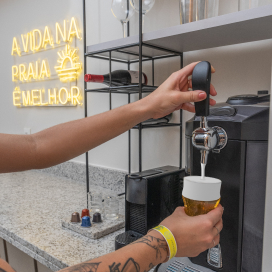 Imagem mostrando hóspede consumido o chop disponível na Garden Suite.