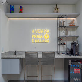 Imagem mostrando itens de consumo disponíveis na Garden Suite, com cafeteira Nespresso, chopeira, frigobar e mais.