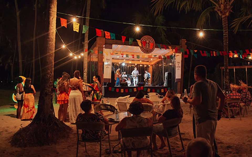 Palco pra shows do Arraial da Vila, festa junina do Japaratinga Lounge Resort, aquecendo a noite dos hóspedes que desfrutam o feriado.