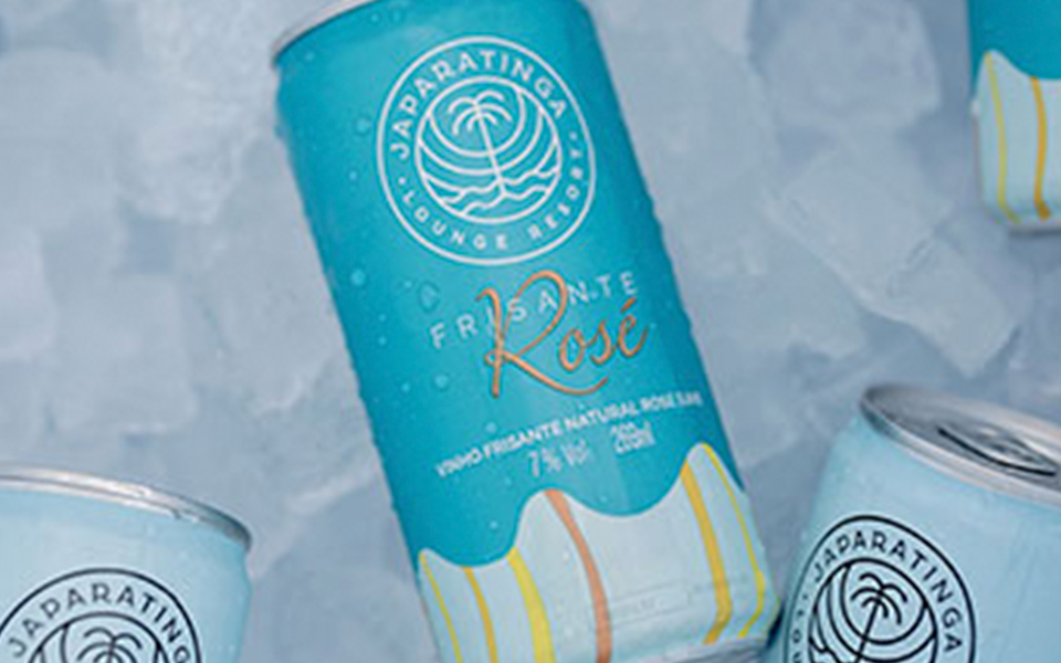 Frisantes rosé suave do Japaratinga Lounge Resort imersos no gelo.